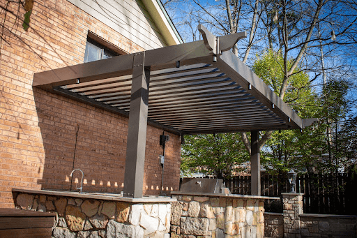 photo of an aluminum pergola providing cover for an outdoor kitchen.